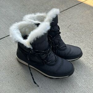 Size 8.5 Sorel Snow Boot, very little wear, black and white